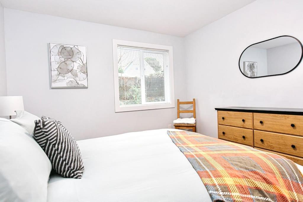 Esquimalt Lagoon Life Apartment Victoria Exterior photo